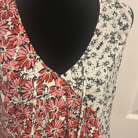 CAbi Small #5730 Floral V-Neck Blouse in Red and Black    
A - Picture 4 of 7
